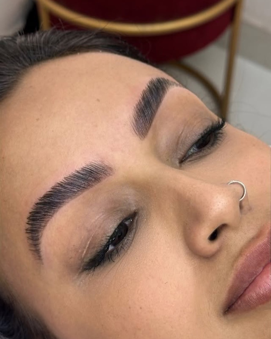 Cliente real do Vip Essence após procedimento de design de sobrancelhas